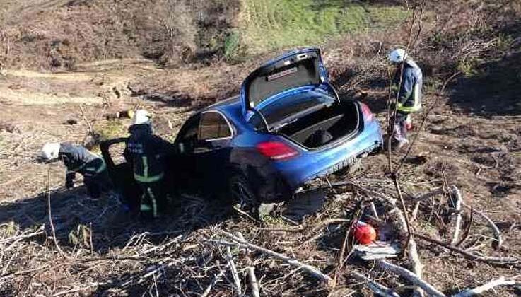 Fotoğraf çekmek isterken son model aracından oldu