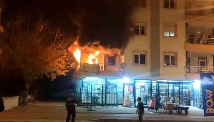 Antalya’da 3 katlı apartmanda yangın paniği