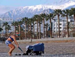 Antalya’da deniz suyu sıcaklığı havanın iki katı oldu, vatandaşlar soluğu denizde aldı