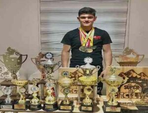 17 yaşındaki Anıl Özeşker, enduro yarışlarında kupaları topladı
