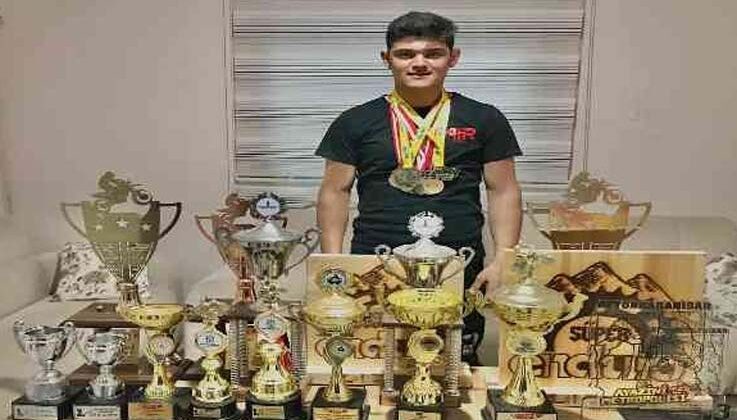 17 yaşındaki Anıl Özeşker, enduro yarışlarında kupaları topladı