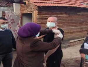 Kumluca’nın uzak mahallelerinde vatandaşlara ‘evde aşı hizmeti’