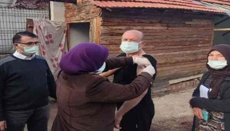 Kumluca’nın uzak mahallelerinde vatandaşlara ‘evde aşı hizmeti’