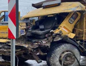 Antalya’da kamyon tırla çarpıştı: 1 ölü