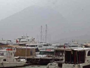 Antalya’da yağıştan dolayı iki tekne battı, balıkçılar ekmek teknelerinde nöbet tutmaya başladı