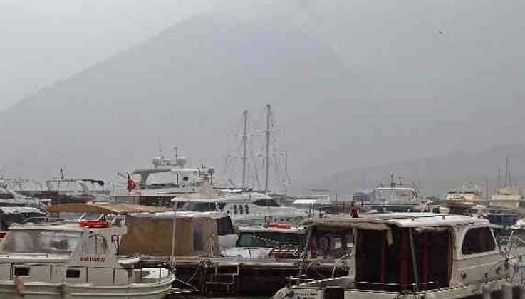 Antalya’da yağıştan dolayı iki tekne battı, balıkçılar ekmek teknelerinde nöbet tutmaya başladı