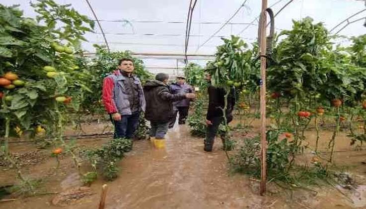 ‘Kırmızı kodlu’ Kumluca’da dereler taştı, seralar su altında kaldı