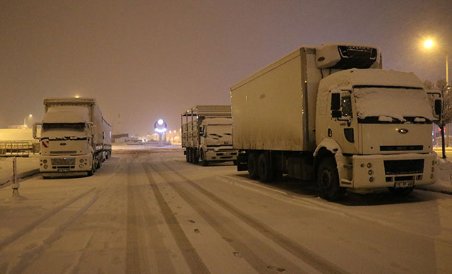 Afyonkarahisar-Antalya kara yolunda ulaşıma kar engeli