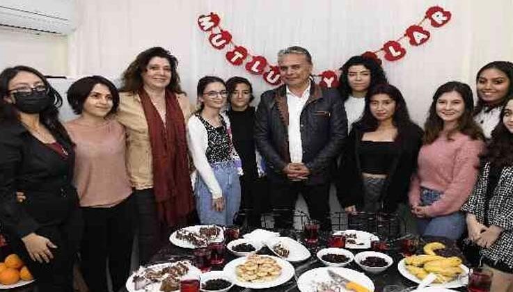 Başkan Uysal, kız öğrencilerin yeni yılını kutladı