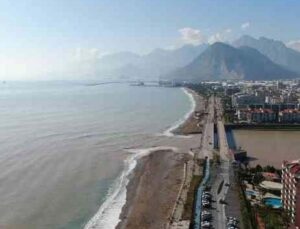 Dünyaca ünlü sahildeki çamur kirliliği havadan görüntülendi