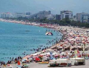 2021 yılını 9 milyonu aşkın turistle tamamlayan Antalya’ya en çok turist Rusya’dan geldi