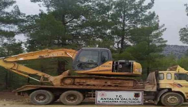 Jandarmadan iş makinasıyla yapılan kaçak kazıya suçüstü:7 gözaltı