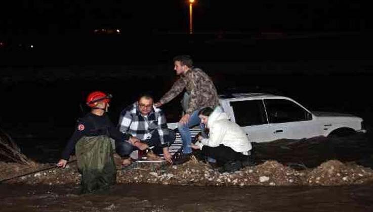 Kamyonet akıntılı Boğaçayı’na düştü, mahsur kalan 3 kişi botla kurtarıldı