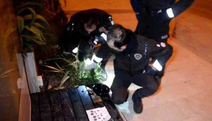 Polis, alkollü şüphelinin attığı 14 sikkeyi didik didik arayarak buldu