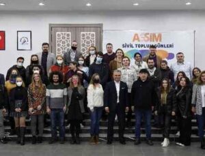 Erasmus programı ile Antalya’ya gelen gençler, şehrin temizliğine dikkat çekti