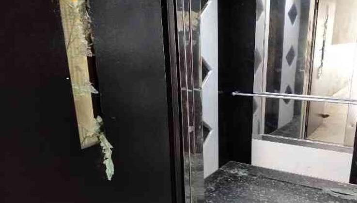 Kirasını arttıran ev sahibine sinirlenip, satırla apartmanda dehşet yaşattı