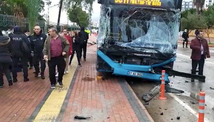 Freni patlayan şehiriçi yolcu otobüsü kontrolden çıktı: 5 yaralı