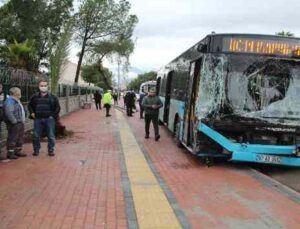 Freni patlayan şehiriçi yolcu otobüsü kontrolden çıkıp 9 araca çarptı: 5 yaralı