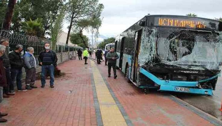 Freni patlayan şehiriçi yolcu otobüsü kontrolden çıkıp 9 araca çarptı: 5 yaralı