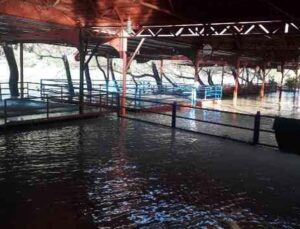 Antalya’da şiddetli yağış ırmak kenarındaki restoranları sular altında bıraktı