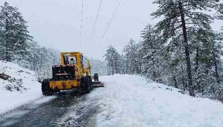 Antalya’nın ilçelerinde yollar karla kaplandı
