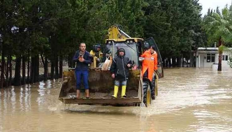 Sular altında kalan tatil sitesinde vatandaşlar bot ve kepçelerle tahliye edildi