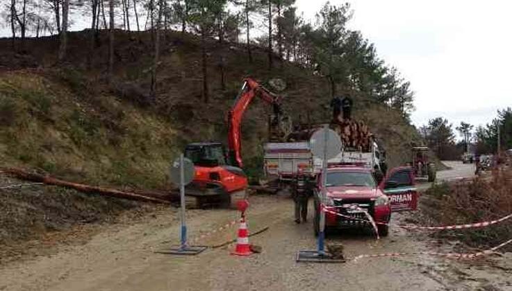 Manavgat’ta aşırı yağış heyelana sebep oldu, karayolu çöktü