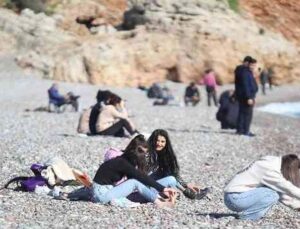 Türkiye donarken Antalya’da güneşi gören sahile geldi