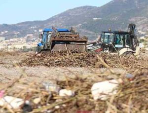 Şiddetli yağış ve fırtınanın ardından Alanya sahilleri atıklarla doldu