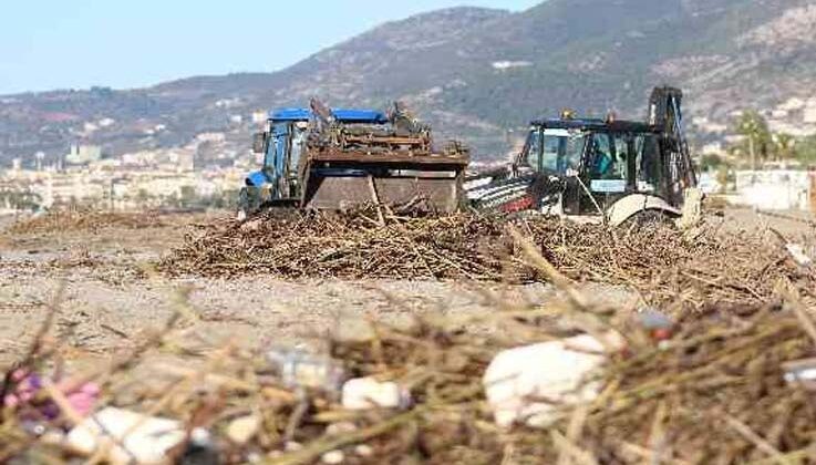 Şiddetli yağış ve fırtınanın ardından Alanya sahilleri atıklarla doldu