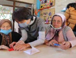 Japon öğretim üyesi Mavi Ev’de origami eğitimi verdi