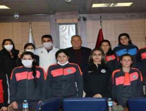ALTSO Başkanı Şahin, Yüksekova Kadın Futbol Takımını ağırladı