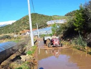 Antalya’da vatandaşlar bozulan yolları imece usulü ile yapıyor