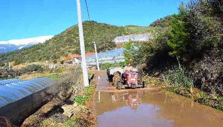 Antalya’da vatandaşlar bozulan yolları imece usulü ile yapıyor