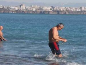 Antalya’da Ocak ayı ortasında deniz keyfi