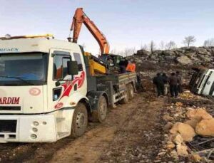 Yangın bölgesindeki tomrukları taşıyan kamyon devrildi