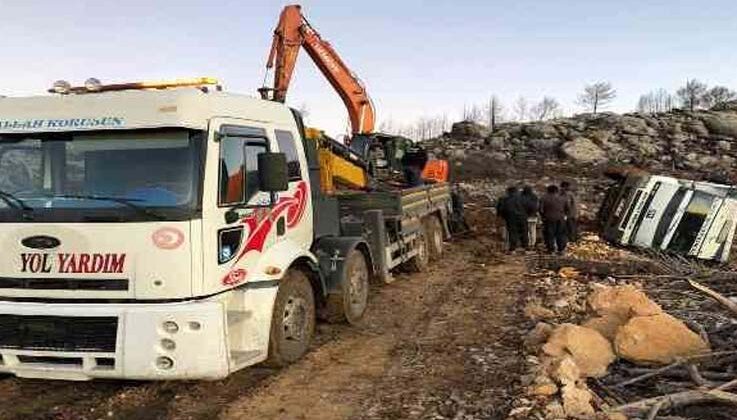 Yangın bölgesindeki tomrukları taşıyan kamyon devrildi