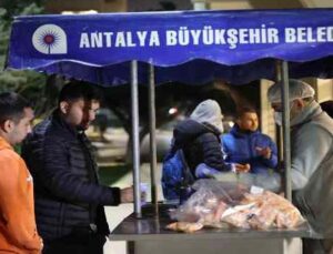 Final sınavlarına hazırlanan üniversite öğrencilerinin çorbası Büyükşehir’den
