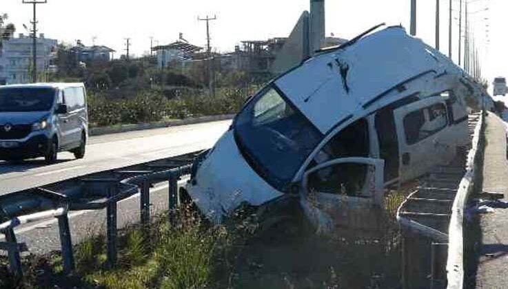 Hafif ticari araç önce bariyerlere ardından aydınlatma direğine çarptı: 4 yaralı