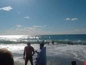 Alanya’da Ruslar buz gibi suda haçı almak için yarıştı