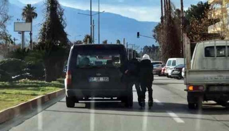 Araca tutunan patenli arkadaşına sarılarak kazaya davetiye çıkardı