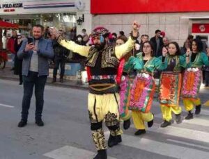 Yaya önceliğine dikkat çekmek için, yaya geçidinde folklor oynadılar