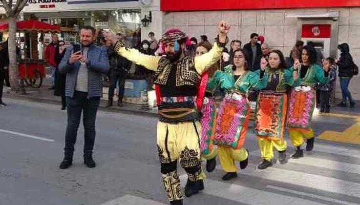 Yaya önceliğine dikkat çekmek için, yaya geçidinde folklor oynadılar