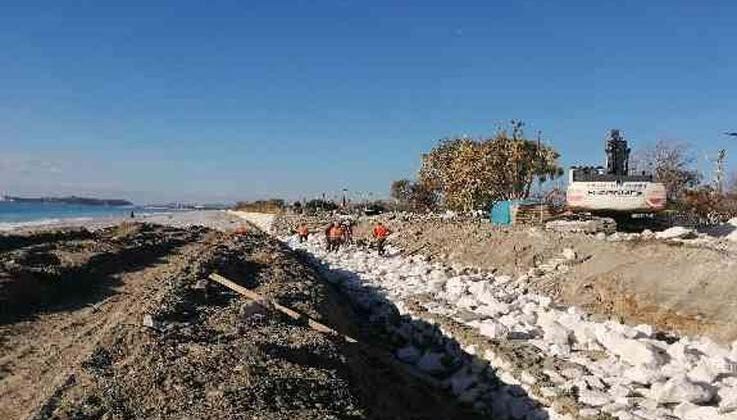 Dalgalar sonucu yıkılan istinat duvarı yenileniyor