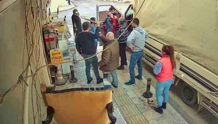 Koltuk döşemecisi ile nakliyeci arasındaki tartışma testereli sopalı kavgaya dönüştü