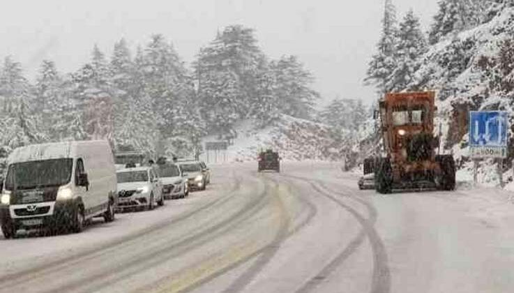 Antalya-Konya karayolunda ulaşım güçlükle sağlanıyor