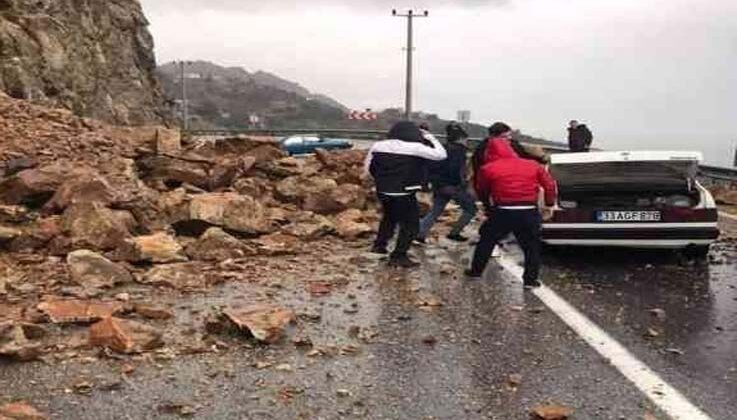 Mersin-Antalya karayolundaki heyelanda ölümün eşiğinden döndüler