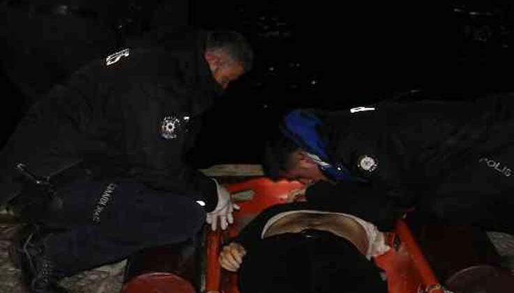 Denizde hareketsiz bulunan genci polislerin hayatta tutma mücadelesi
