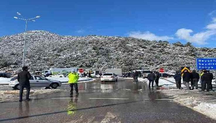 Antalya-Konya karayolu kar sebebiyle 24 saattir kapalı