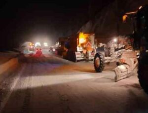 Antalya-Konya karayoluna çığ düştü, 3 metrelik kar kütleleri yolu kapladı